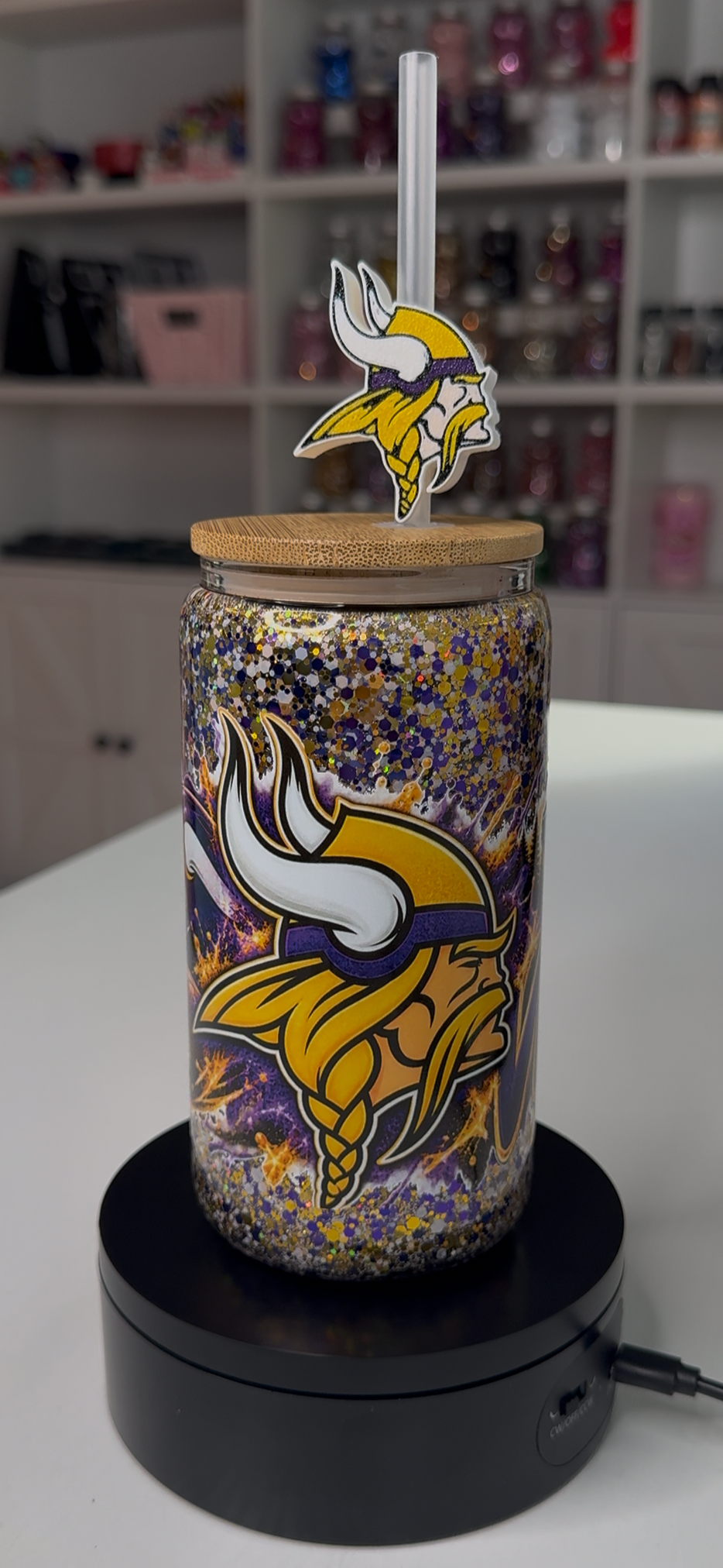 16oz Glass Minnesota Vikings (Dry Glitter) with straw topper